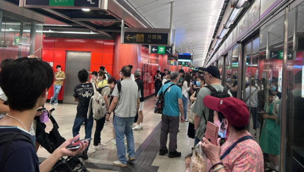 港铁将军澳线全线服务暂停涉电力设备故障鰂鱼涌站有列车起火(图1)