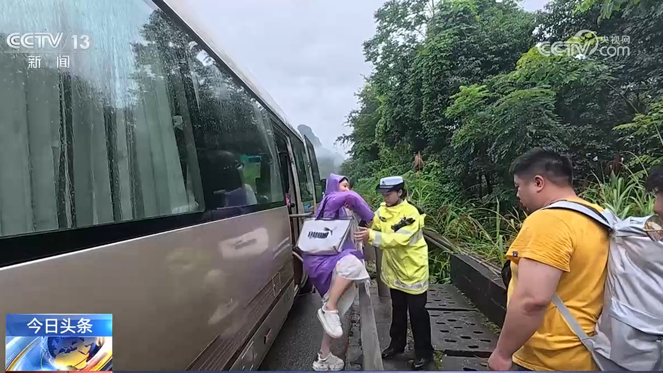 村干部连夜喊话 交警开辟“生命通道” 暴雨来临时他们接力救援(图2)