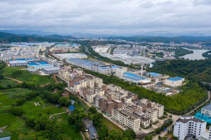 中国经济样本观察·县域样本篇｜江西山区小县如何用一根“细丝”拉出百亿级产业？(图6)