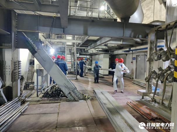 陕投电力运营麟北项目部：酷暑砺担当 汗水保光明(图1)