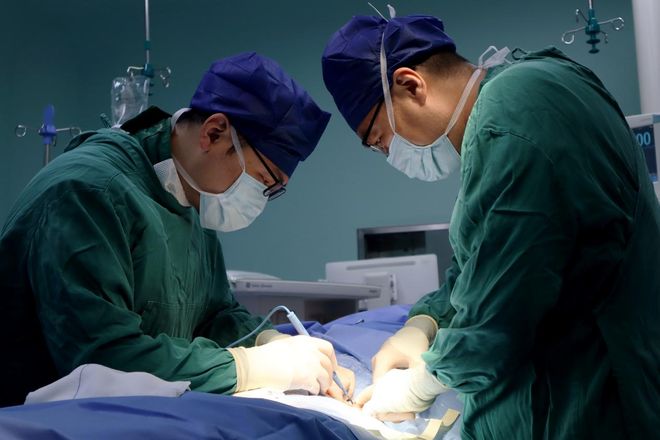 河北保定：高风险手术成功 托起“生命脊梁”(图2)